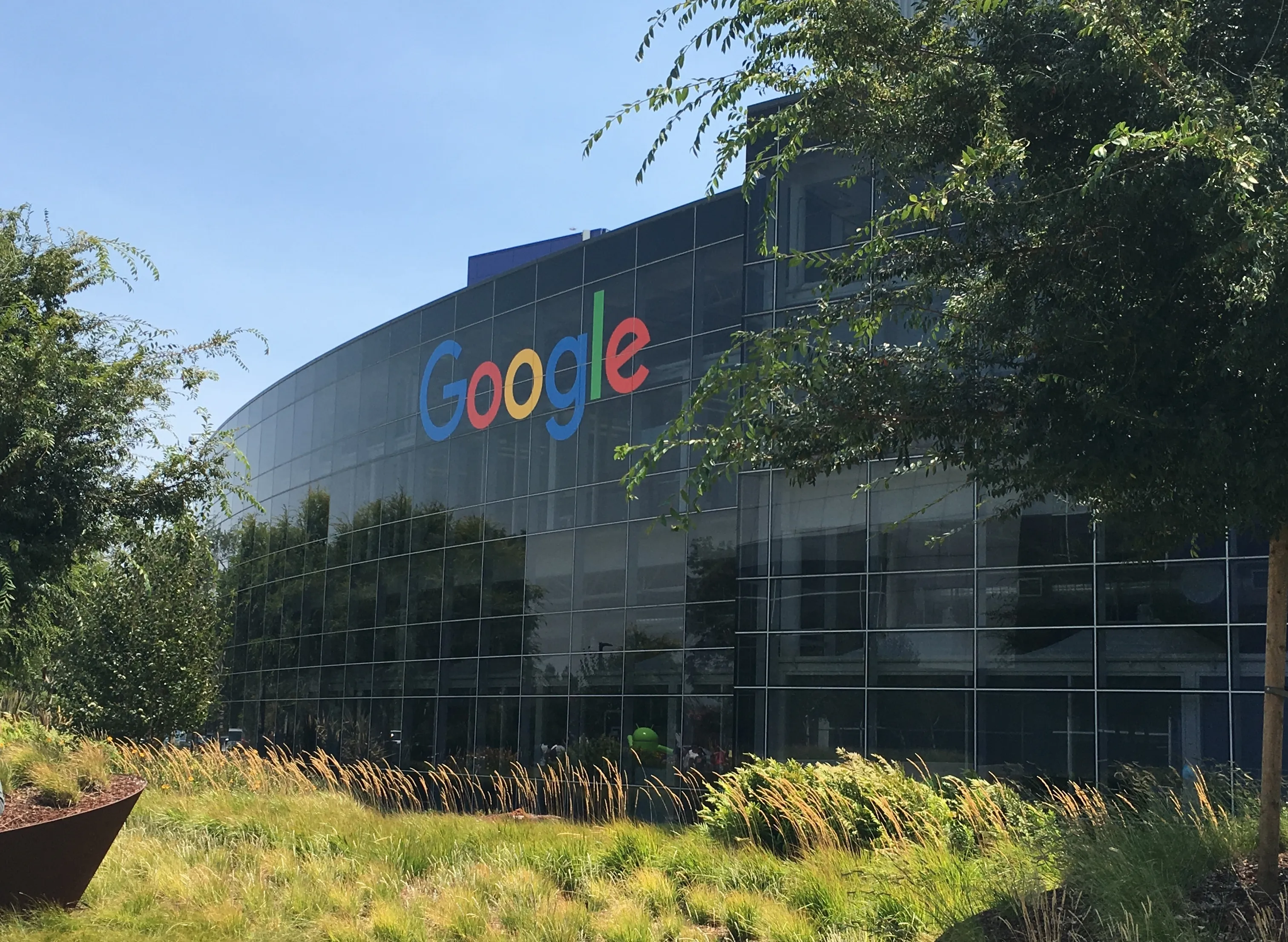 Google lisab Redditi AI-otsingusse — võitlus inimlike vastuste pärast muutus funktsiooniks