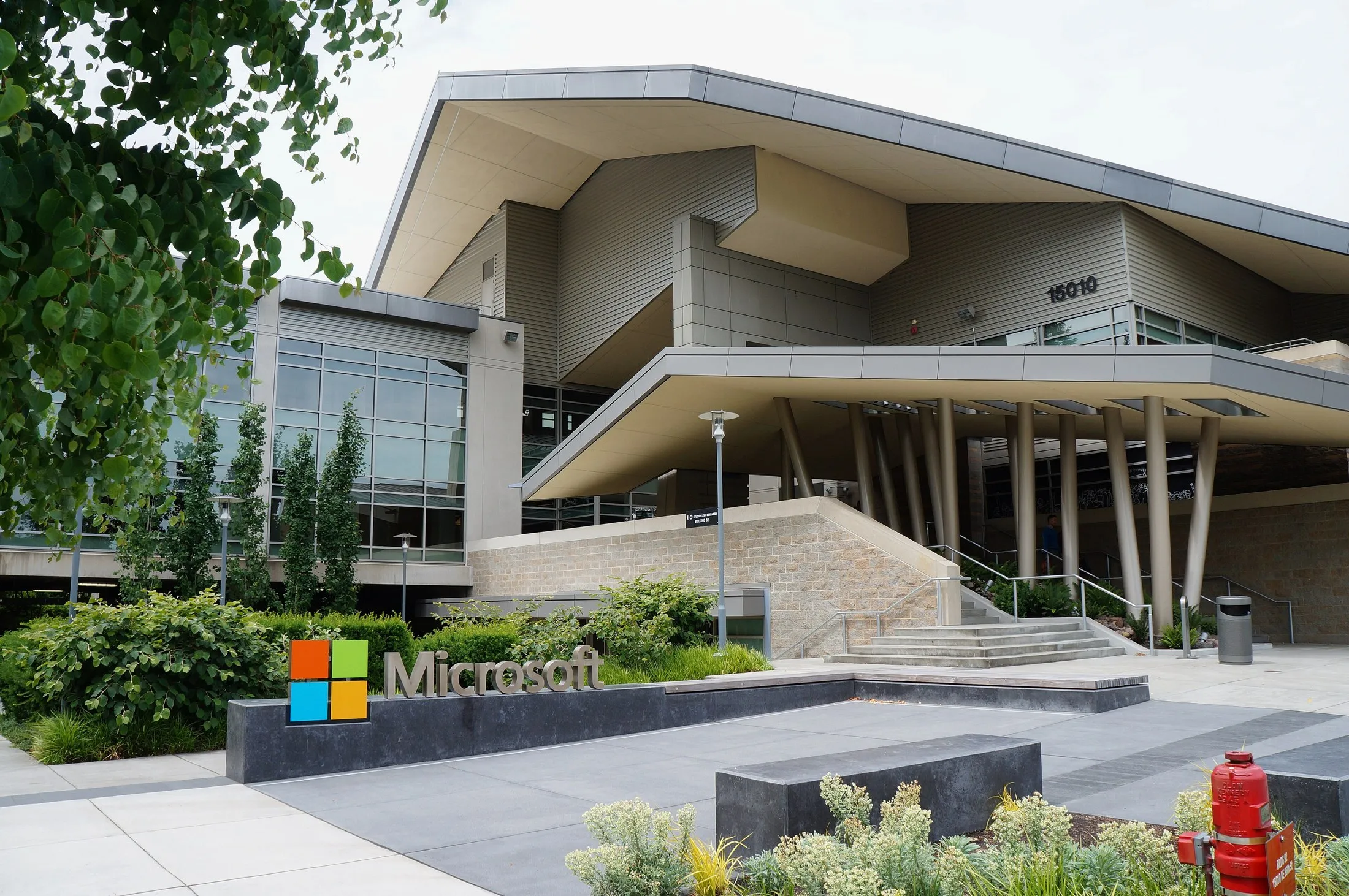 Microsoft ужесточает правила для спецслужб после скандала с Azure