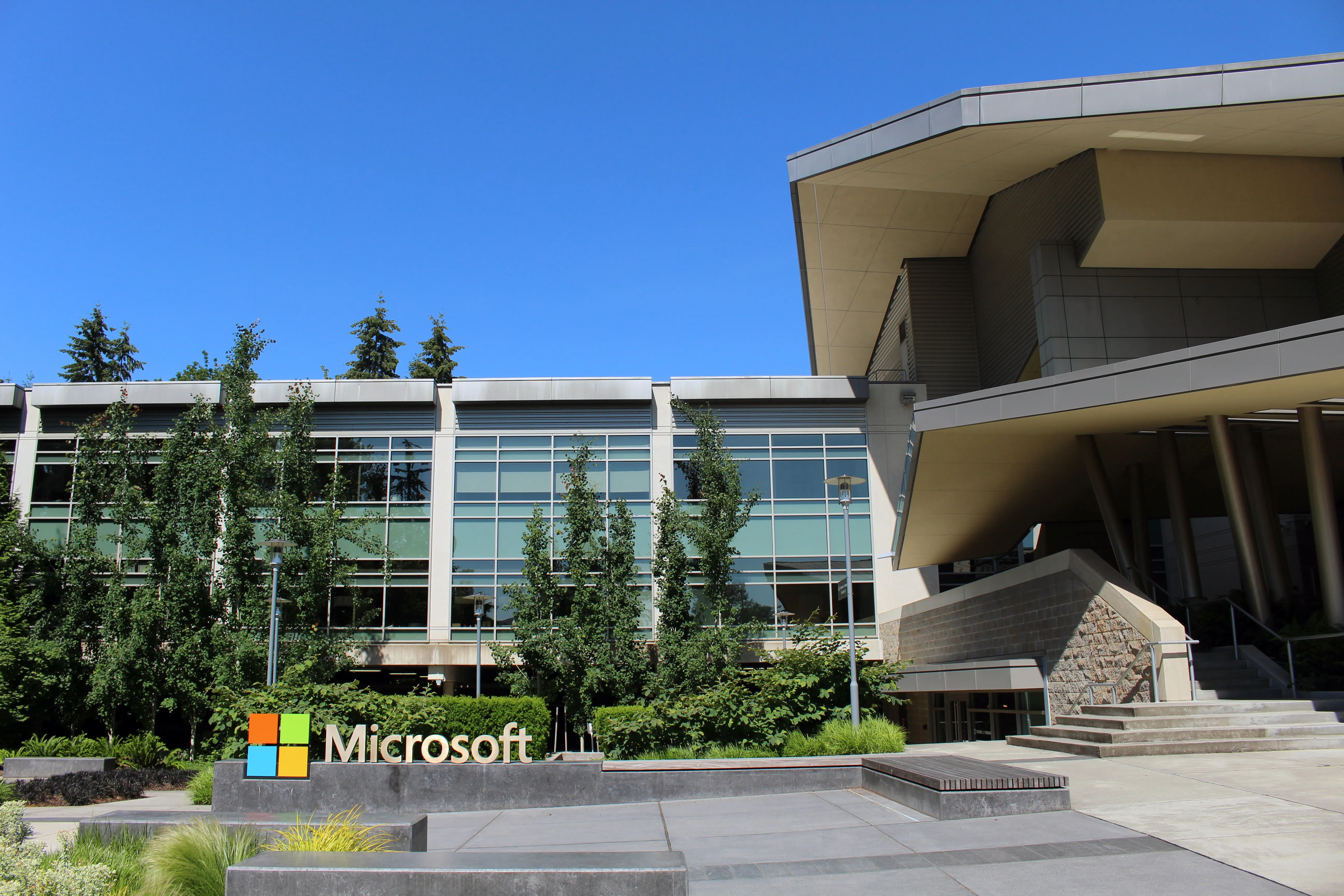 Microsoft и OpenAI ослабили эксклюзивность партнёрства и открыли продукты для любых облаков