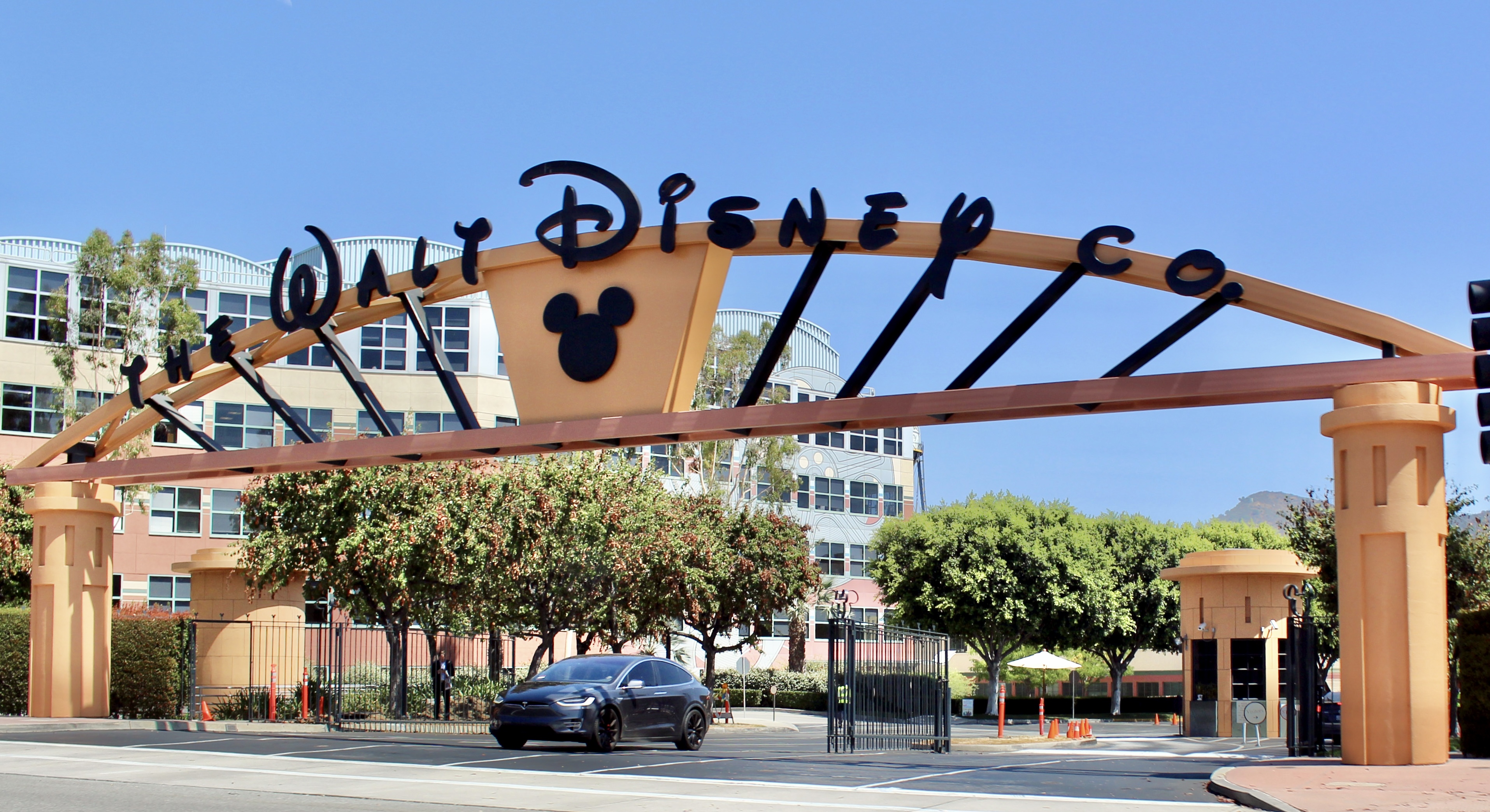 Midjourney хочет заглянуть в ИИ-кухню Disney: спор об авторских правах бьет по обеим сторонам