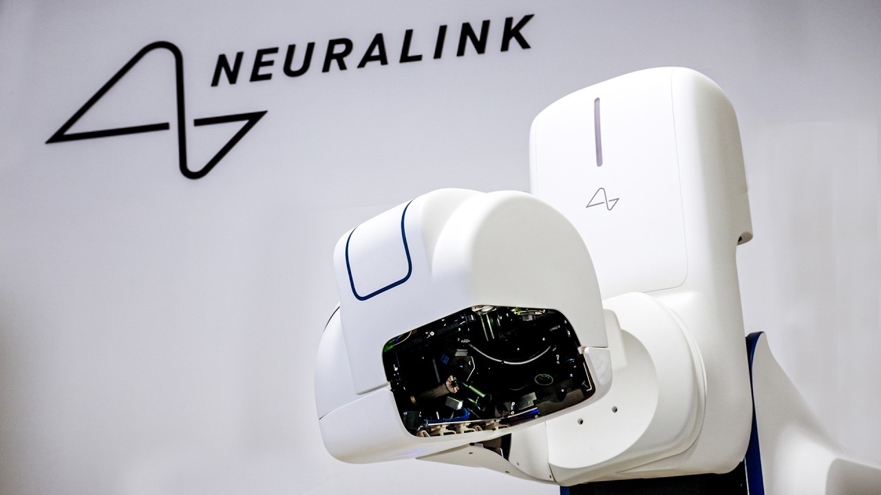 Neuralink näitas robotit, mis peaks paigaldama ajuimplantaate kiiremini ja täpsemalt