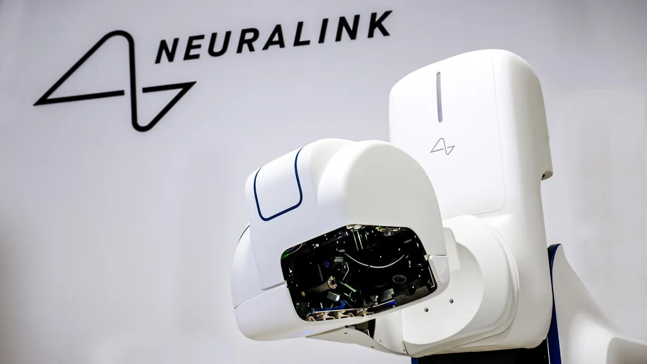 Neuralink näitas robotit, mis peaks paigaldama ajuimplantaate kiiremini ja täpsemalt