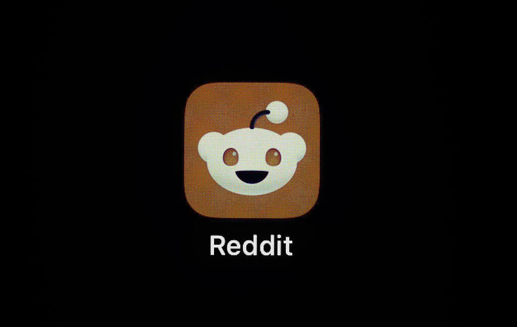 Суд не отпустил Perplexity: Reddit продолжит спор о данных для ИИ-поиска
