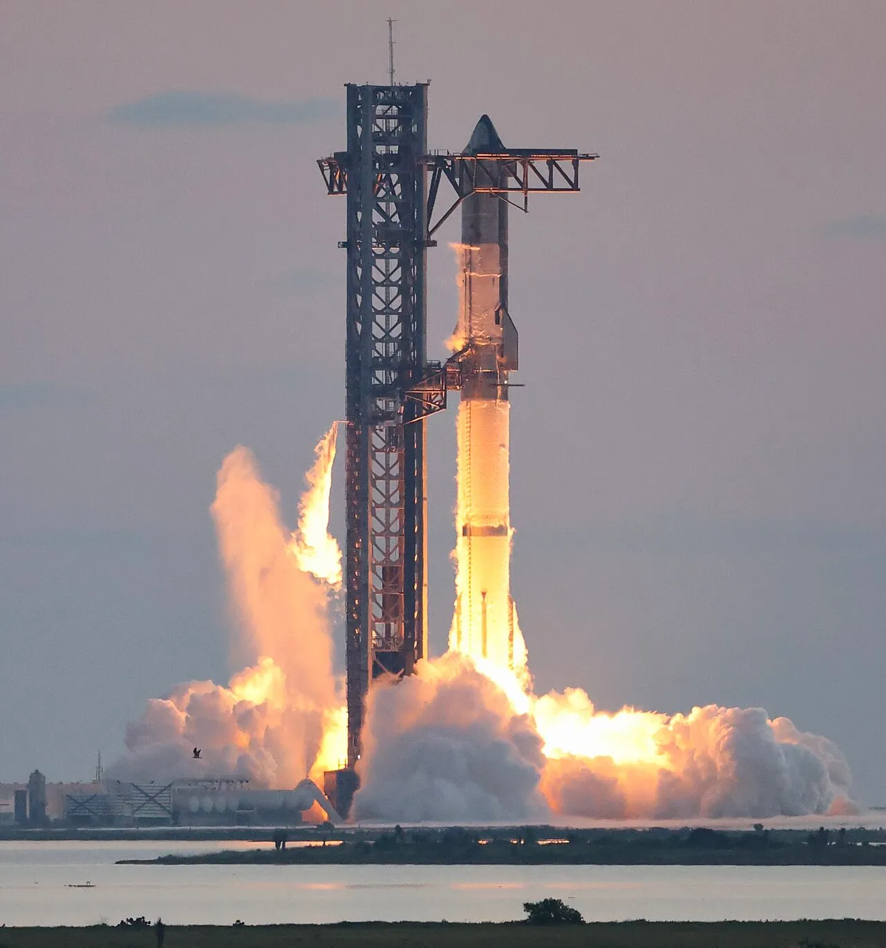 Musk muudab SpaceX-i AI-taristuks: 10 GW arvutusvõimsust ja kuni $300 miljardi suurune käive 2027. aastaks