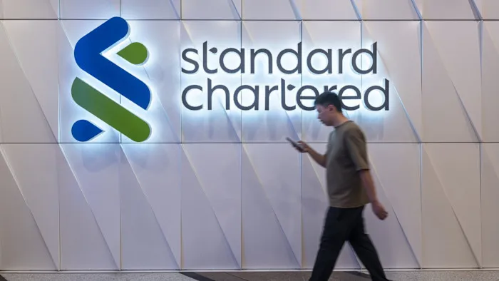 Standard Chartered сократит 8 000 офисных ролей из-за ИИ