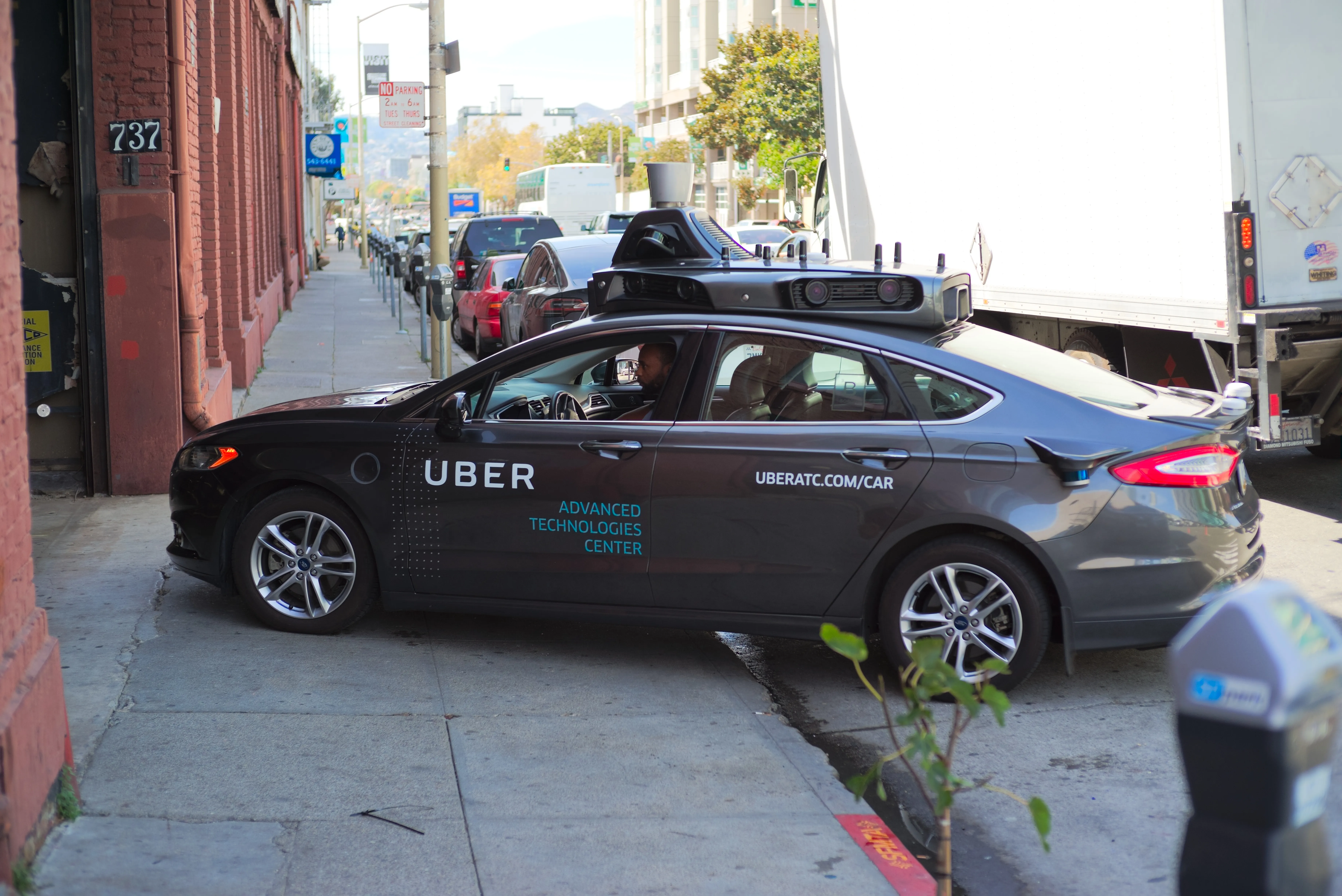 Uber готовит $10 млрд для роботакси: гонка беспилотников выходит из тестов в города