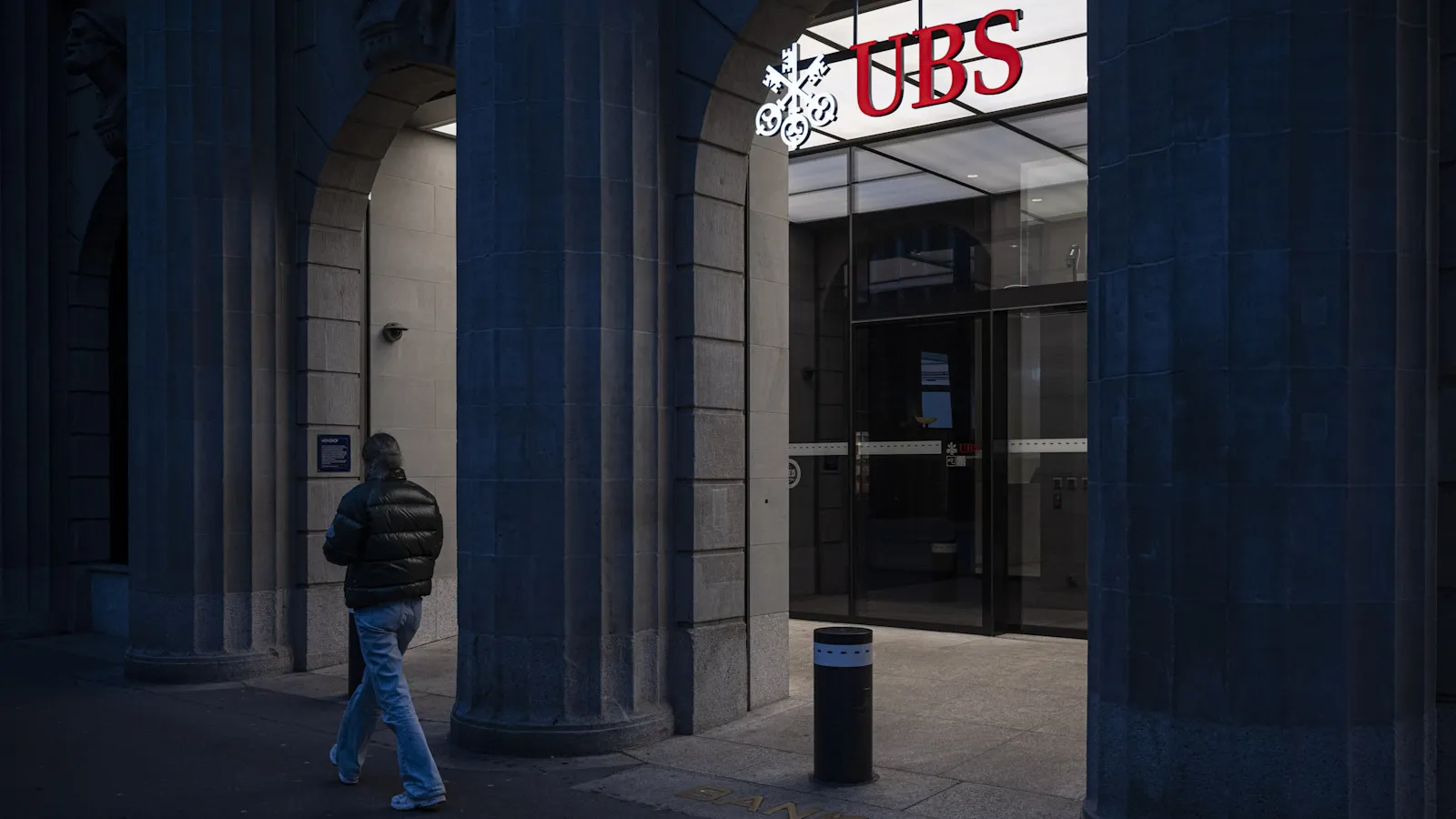 UBS требует от молодых инвестбанкиров подтвердить навыки работы с ИИ