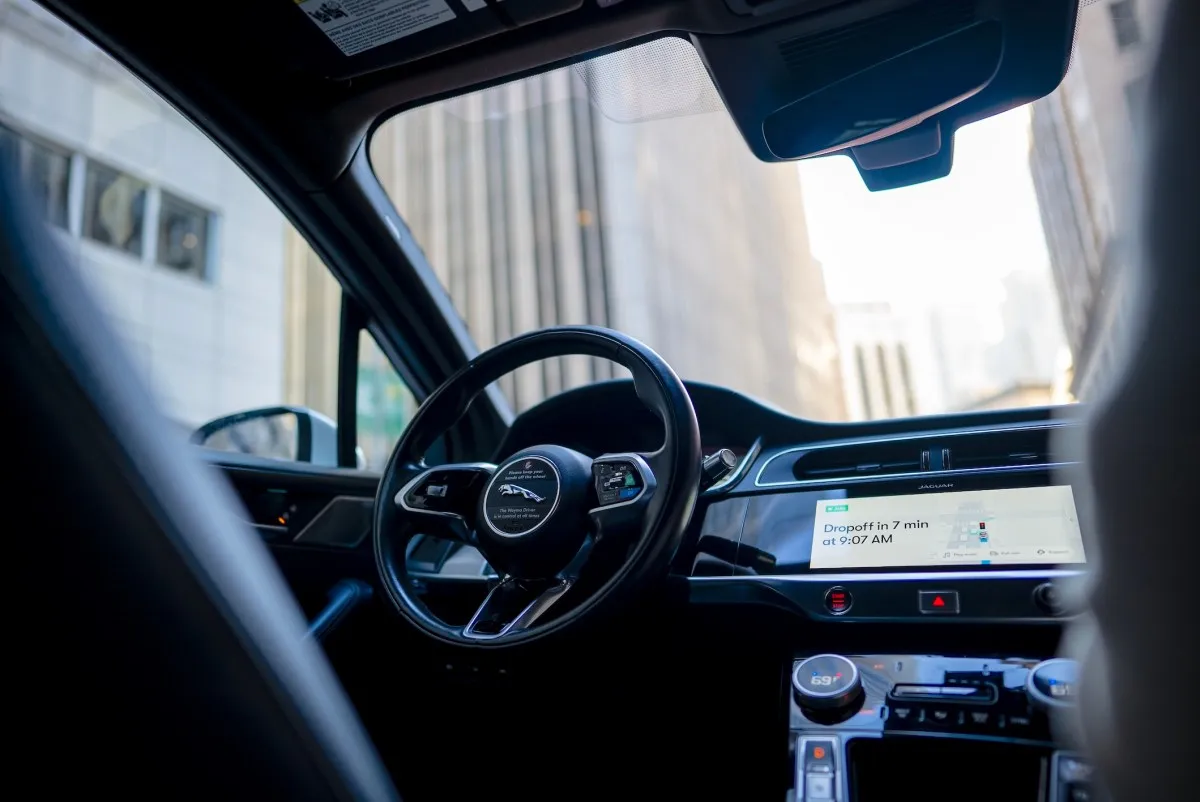 Waymo robotaksod jäid paduvihmas hätta: autonoomseid autosid segab taas tavaline ilm